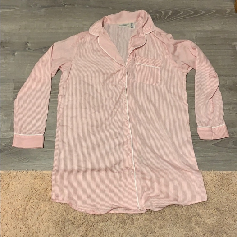 Long sleeve buttoned gown